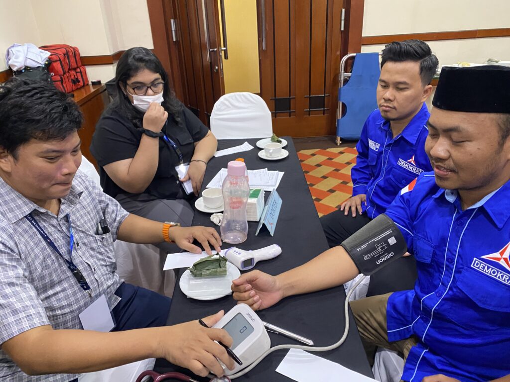 pemeriksaan kesehatan peserta di sela acara bimtek